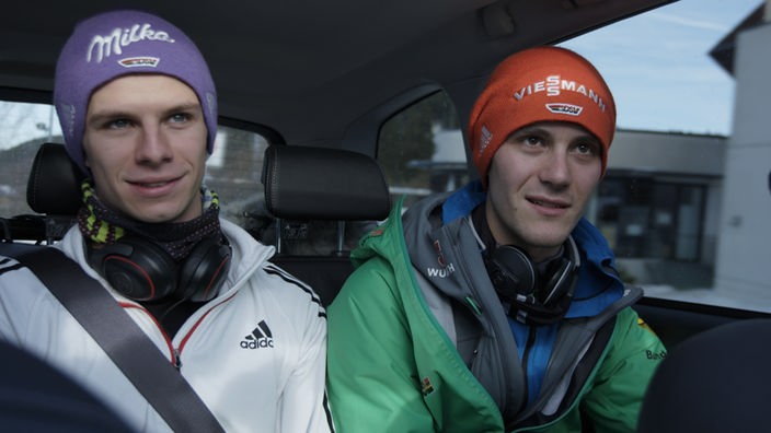 Zwei junge Männer mit Skimützen im Auto