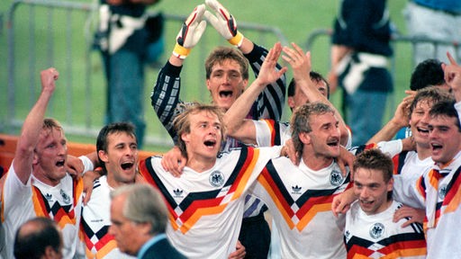 Jubelnde deutsche Fußballspieler nach dem Final-Sieg 1990
