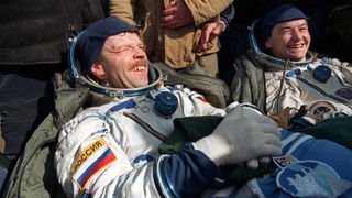 Zwei lachende Astronauten nach ihrer Landung  