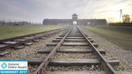 Gleise vor dem ehemaligen Konzentrationslager