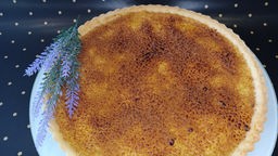 Crema Catalana Tarte auf einem Teller