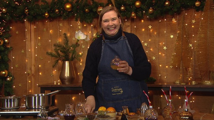 Karin Steinhoff macht Glühwein und Glüh-Gin