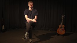 Der Slam Poet Florian Wintels und seine Gitarre