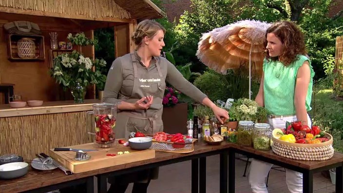 Julia Komp & Anne Willmes bereiten ein Gazpacho mit Fetamousse zu