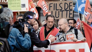Die Arbeiter und Arbeiterinnen versuchen gemeinsam mit Gewerkschafter Laurent Amédéo (Vincent Lindon, 2.v.r.), ihre Arbeitsplätze mit aller Kraft zu retten.