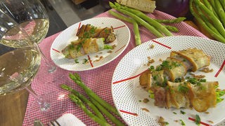 Hähnchenbrust mit Spargel auf zwei Tellern serviert