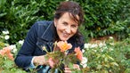 Annette Börger mit Rosen aus ihrem Garten