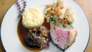 Tafelspitz und Roulade vom Wagyu-Ochsen mit Karotten-Kohlrabi-Gemüse und Kartoffelpüree