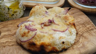 Gruß aus Küche: Pizza Bianca mit Schafsfrischkäse