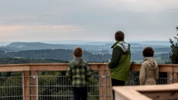 Erste Besucher schauen sich am 12.09.2015 in Waldbröl (Nordrhein-Westfalen) vom Aussichtsturm den Naturerlebnispark "Panarbora" an.