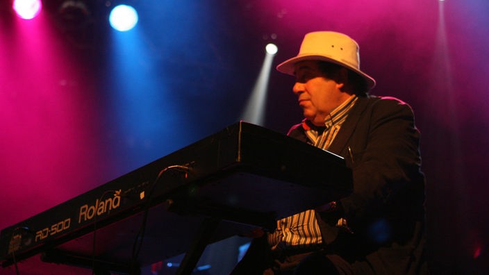 Der Keyboarder von Snowy White bei den 28. Leverkusener Jazztagen 2007