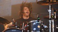 Schlagzeuger von Danko Jones wirft beim Spielen seine Haare zurück