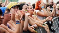 Hauptsächlich weibliche Fans sammeln sich direkt vor der Bühne des Area4-Festivals