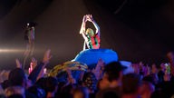Ein Deichkind-Künstler surft ganz in der Tradition von Stage-Diven im Schlauchboot über die Menge