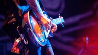 Nahaufnahme der Les Paul des Gitarristen von The Gaslight Anthem wie er ein heißes Solo spielt