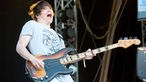 Bassist von The Wombats spielt seinen Fender Precision Bass in Sunburst und hat den Mund weit auf