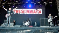 Totalaufnahme von The Subways auf der Bühne, Band  macht Stimmung