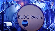 Schlagzeug von Bloc Party mit Bandnamen auf der Basedrum.