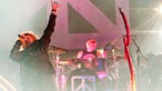 Im Hintergrund Chad Smith am Schlagzeug im Vordergrund Sammy Hagar am Mikrofon mit der linken Hand in die Luft gestreckt