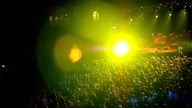 Das Publikum bei der Classic Rocknacht 2007 und Gov't Mule auf der Bühne erscheinen im gelben Lichtstrahl