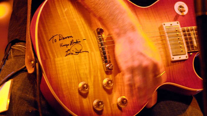 Eine für Devon Allmans signierte Gitarre bei der Classic Rocknacht 2007