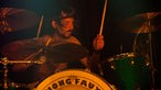 Hong Faux-Drummer am Schlagzeug