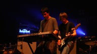 Zwei Musiker von Goose: der dunkelhaarige Frontman und der Gitarrist spielen gemeinsam bei der 21. Rocknacht 2007.