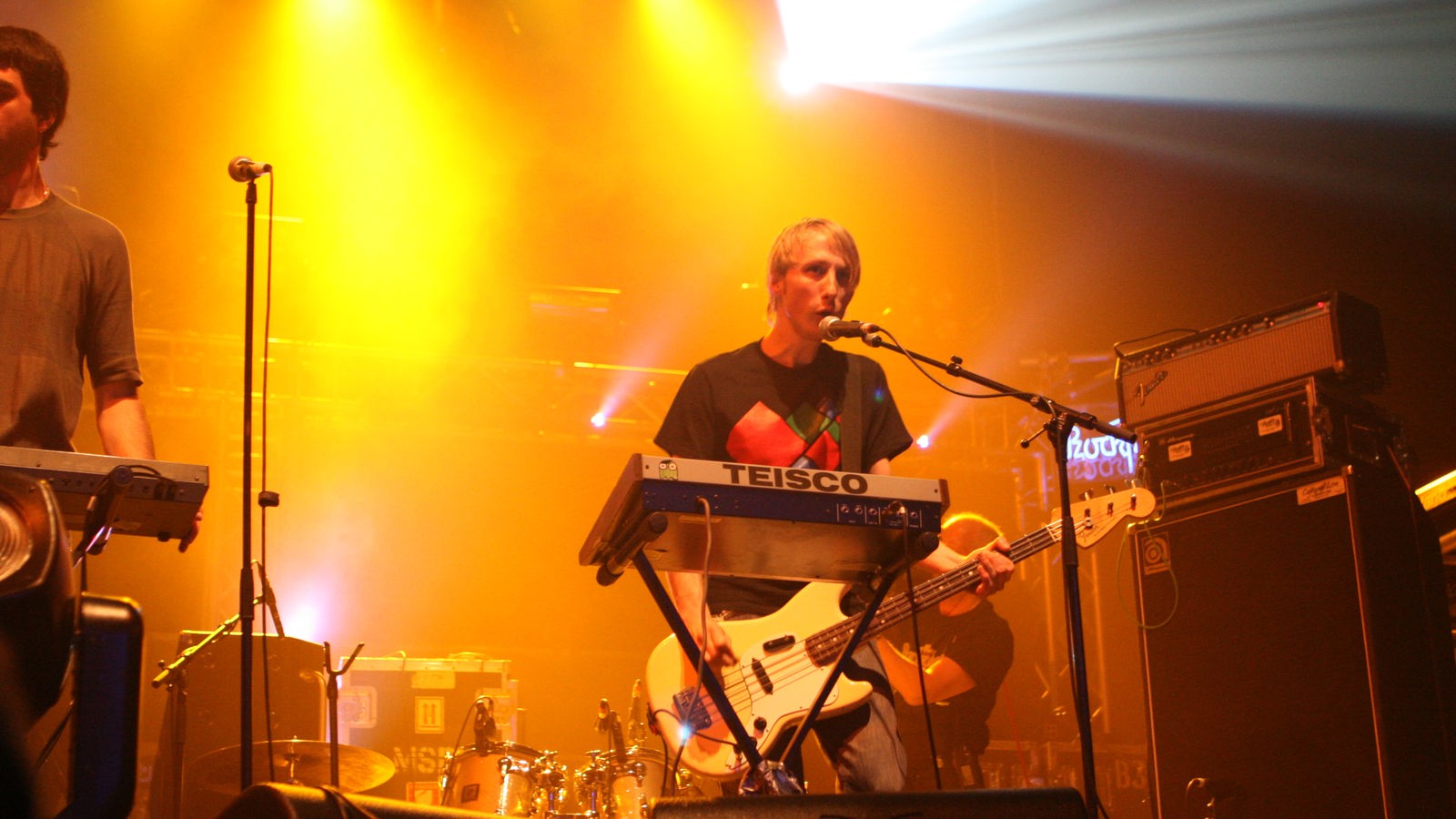 Der blonde, hagere Tom F. J. Coghe von Goose spielt bei der 21. Rocknacht 2007 Bass, Keyboard und singt.