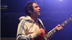 Der Gitarrist der Band The Sunshine Underground trägt eine Trainingsjacke bei der 21. Rocknacht 2007