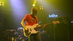 Der Bassist von The Sunshine Underground, ein hagerer, glatzköpfiger Kerl, bei der 21. Rocknacht 2007