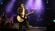 James Dean Bradfield von den Manic Street Preachers wirft seinen Kopf in den Nacken, während er bei der 21. Rocknacht 2007 Gitarre spielt