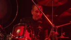 Der Schlagzeuger von "Birth-Control" im roten Bühnenlicht.