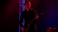 Gitarrist von Mark Lanegan im roten Lichtschimmer