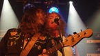 Gitarrist und Bassist von Doomfoxx singen bei Bootleg im April 2006 zusammen in ein Mikrofon.