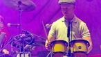 Schlagzeuger in lila Bühnenlicht