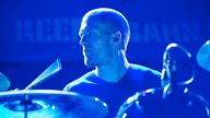 Der Drummer von Kvelertak, der konzentriert zur Seite schaut.