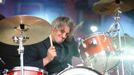 Schlagzeuger Mario Goossens unterstützt seine Band  mit vollem Einsatz