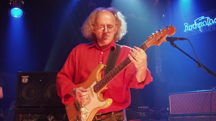 Günter Krause von Rufus Zuphall spielt Gitarre beim KrautRockpalast 2005