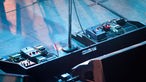 Hier sind die Effektgeräte für Noel Gallaghers Gitarre zu sehen.
