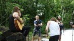 Birth Of Joy spielen Unplugged im Wald