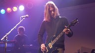 Bandmitglied von Porcupine Tree spielt Gitarre