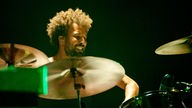 Schlagzeuger mit Afro und Vollbart