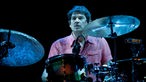 Der Drummer der Band Wilco sieht während des Spielens zu seinen Band-Collegen.