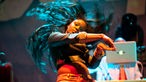 Sean Paul' Tänzerin bei einer Bewegung