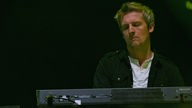 Mark Hunter spielt Keyboard mit der Band "James" beim Haldern Pop Festival 2013