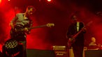 Jim Glennie und Saul Davies spielen mit der Band "James" beim Haldern Pop Festival 2013