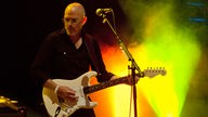 Larry Gott spielt Gitarre beim Haldern Pop Festival 2013