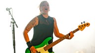 Bassistin mit grünem Bass
