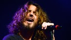 Der Sänger von Soundgarden singt mit geschlossenen Augen in das Mikrofon.