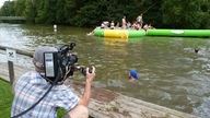 Rockpalast-Kameramann Claus filmt für's Summer Breeze 2017 im Naturbad Dinkelsbühl